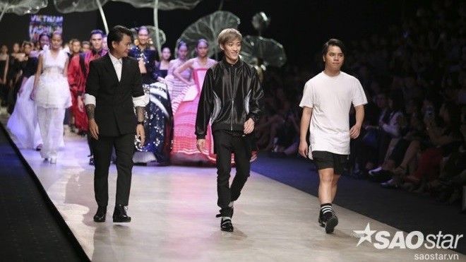 Khuấy đảo sàn diễn runway cùng 'ba chàng lính ngự lâm'