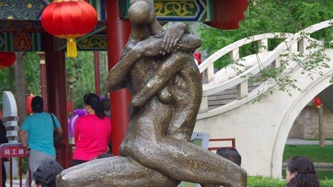 Phản cảm những pho tượng ‘bỏng mắt’ được trưng bày ngay giữa công viên