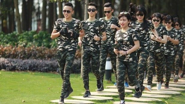 Bộ ảnh kỷ yếu 'Hậu duệ mặt trời' gây tranh cãi