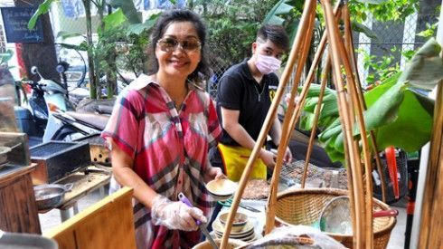 Nghệ sĩ Xuân Hương lên chức 'bếp trưởng' tại quán cafe giữa lòng Sài Gòn