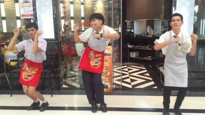 Xôn xao vũ điệu vui nhộn chào đón thực khách của ba chàng bồi bàn