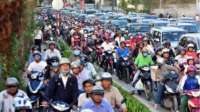 Kẹt xe, nhiều người vội vã chạy bộ đến sân bay Tân Sơn Nhất