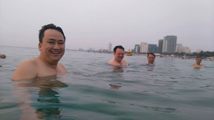 Lãnh đạo Đà Nẵng tiên phong tắm biển làm yên lòng dân