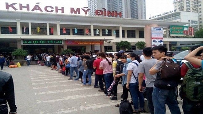 Xếp hàng trật tự ‘như người Nhật’ ở bến xe Mỹ Đình