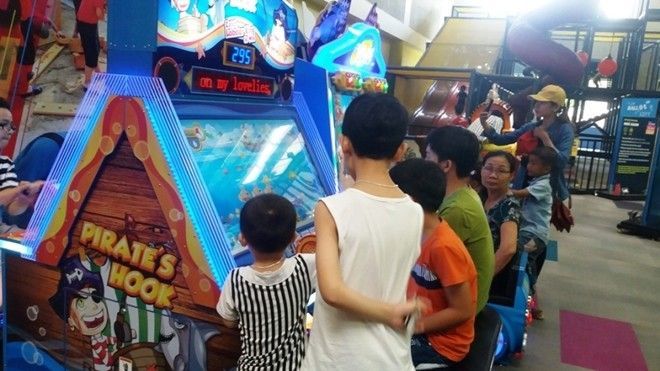 Tránh nóng, người dân nghỉ lễ ở… khu vui chơi trong nhà và cà phê máy lạnh