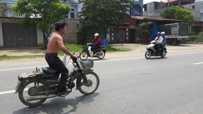 Hết hồn trước cảnh 'soái ca' U50 cởi trần, nhún nhảy trên xe máy
