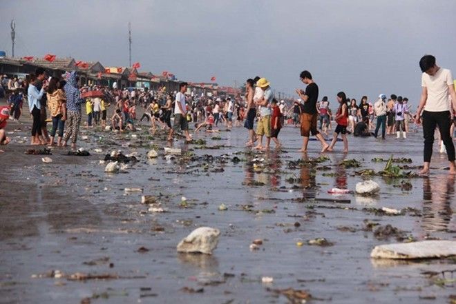 Hết nghỉ lễ, người đi về….rác ở lại