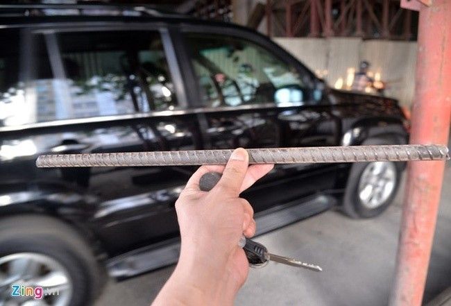 Thanh sắt ở đường sắt trên cao rơi trúng người đi đường