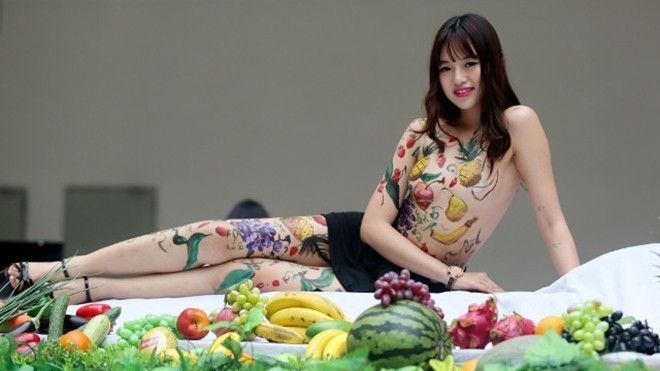 Bỏng mắt với nữ PG không mặc gì để quảng cáo cho cửa hàng đồ ăn