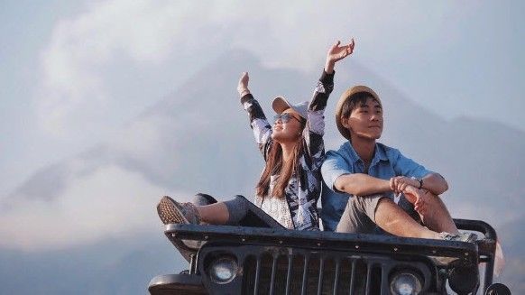 Cặp đôi nắm tay nhau đi khắp thế gian: Họ đang khiến FA rơi lệ vì ghen tị