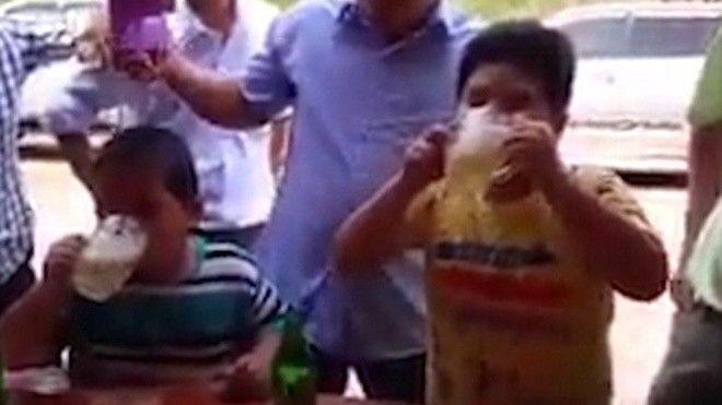 Hai cậu bé Việt Nam thi uống bia bất ngờ lên báo Mỹ