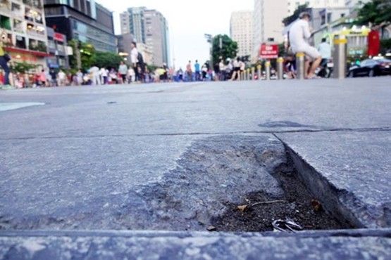 Đá trăm năm lát phố đi bộ Nguyễn Huệ có dấu hiệu hư hỏng