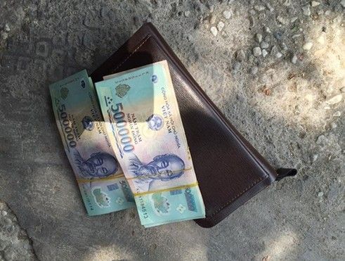 Nhặt được ví tiền có 75 triệu đồng, tìm đến tận nhà trả lại người mất