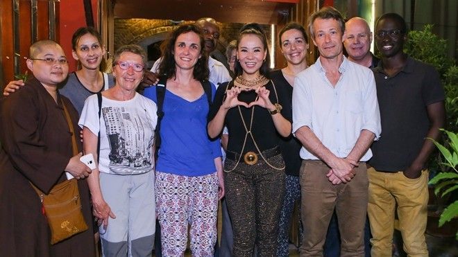 Khán giả nước ngoài đến tận phòng trà để xem Thu Minh biểu diễn