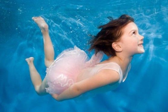 Mẹ tàn độc trừng phạt con gái 7 tuổi đến chết trước mặt con trai