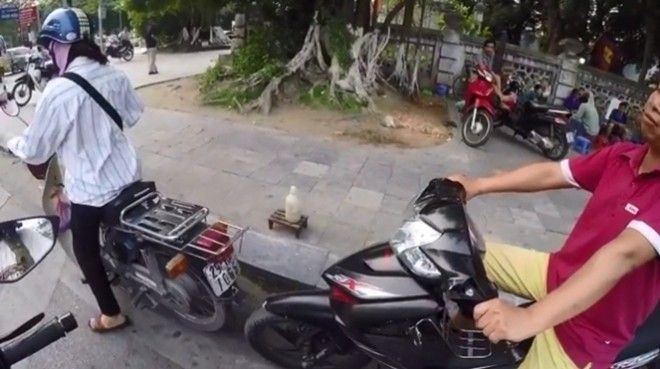 Vênh mặt quát tháo, thúc ép người phụ nữ vượt đèn đỏ giữa Hà Nội