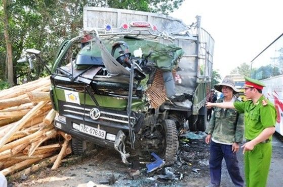 14 người thương vong trong vụ xe tải đấu đầu xe khách ở Quảng Ngãi