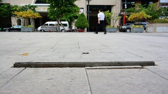Phố đi bộ lát đá trăm tỷ Nguyễn Huệ xuống cấp sau khi đưa vào sử dụng 1 năm ở Sài Gòn