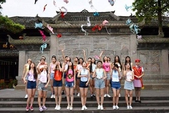 Nữ sinh gây bão dư luận với màn tung áo ngực để 'nâng cao nhận thức'