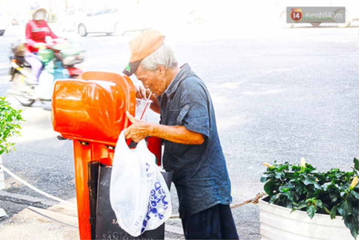 Lặng người nhìn ông lão uống ngụm cà phê lấy từ thùng rác trên phố Sài Gòn