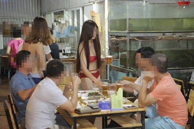 Quán ăn Hà Nội mời chân dài mặc bikini lượn lờ rót bia phục vụ khách