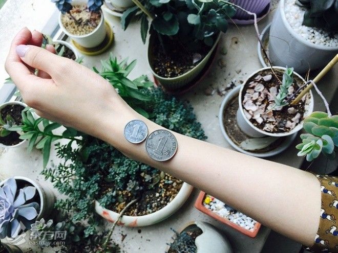 Rộ mốt khoe thân mảnh dẻ bằng đồng tiền xu của các cô gái