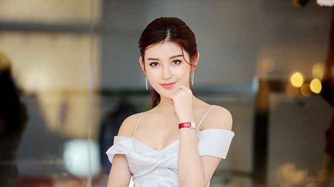 Á hậu Huyền My khoe phụ kiện hàng hiệu 1,5 tỷ đồng đi sự kiện