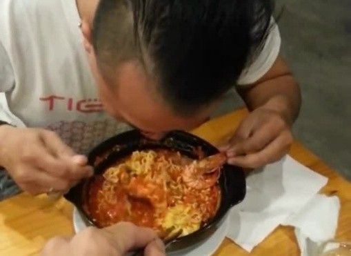 Suýt phải nhập viện vì thử thách ăn mì cay cấp độ 7