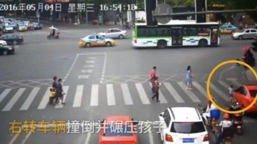 Bé trai sống sót thần kỳ sau khi bị ô tô cán qua người