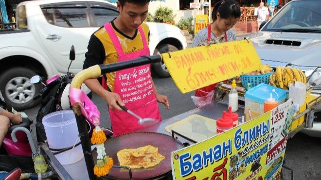 Lê la đường phố Bangkok ăn bánh pancake chuối ngon nhất Thái Lan