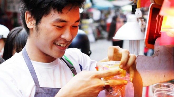 Soi hàng trà đào lắc có 'soái ca' đứng quầy siêu kool lúc nào cũng đông nghẹt khách
