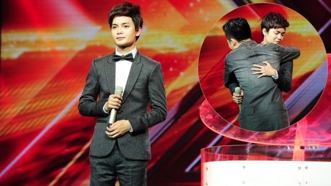 Tùng Dương lên sân khấu ôm chầm lấy 'Hoàng tử buồn' vì hát về mẹ quá xúc động