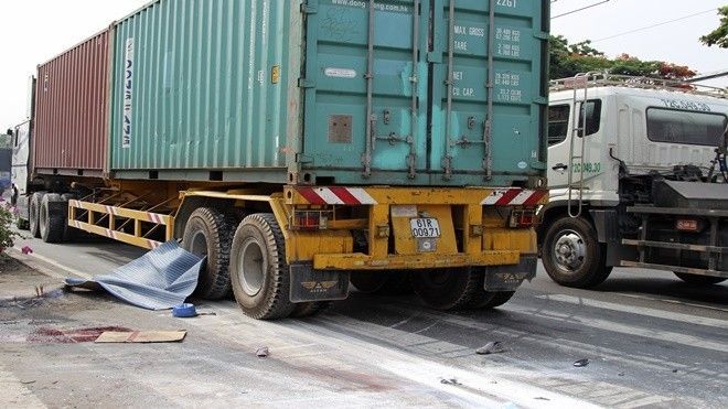 2 nam thanh niên chết thảm dưới bánh xe container ở Sài Gòn