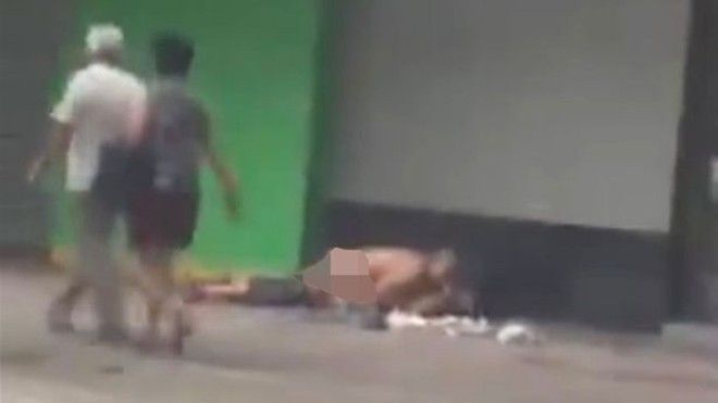 Giữa phố xá tấp nập, cặp đôi hồn nhiên 'quan hệ' ngay trên vỉa hè