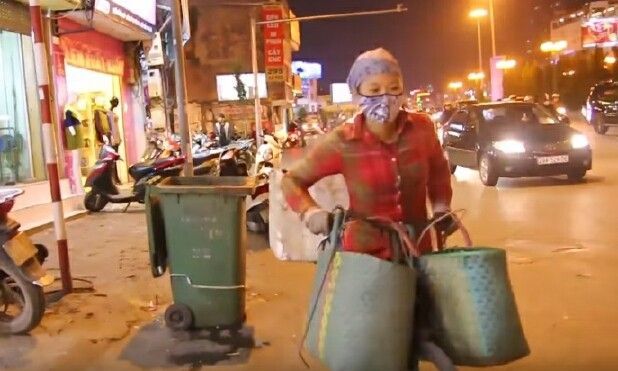 Người phụ nữ nhặt rác đêm vẫn tin cuộc sống còn nhiều người tốt
