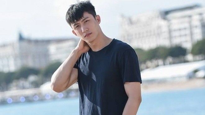 Hoàng Cảnh Du khoe vẻ lãng tử trên bãi biển Cannes