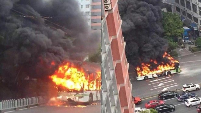 Xe bus bất ngờ bùng cháy dữ dội khi đang lưu thông