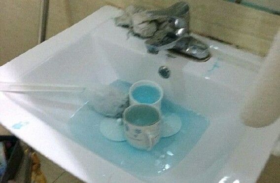 Kinh hoàng chứng kiến nhân viên khách sạn rửa cốc chén bằng chổi cọ toa-lét