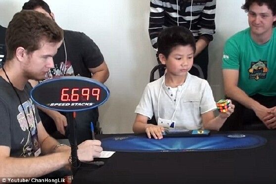 Ngỡ ngàng trước màn xoay rubik một tay siêu ấn tượng của cậu bé 7 tuổi