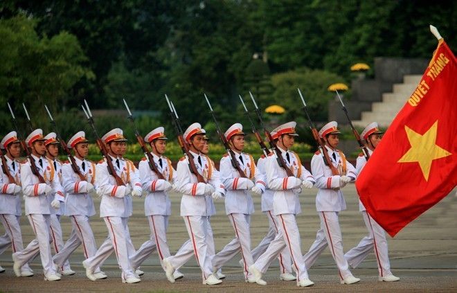 Xúc động thiêng liêng giây phút chào cờ Tổ quốc trước Lăng Bác