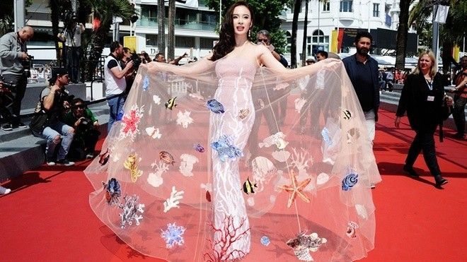 Hãng tin lớn Hoa ngữ khen ngợi ý nghĩa váy hải dương của Angela Phương Trinh