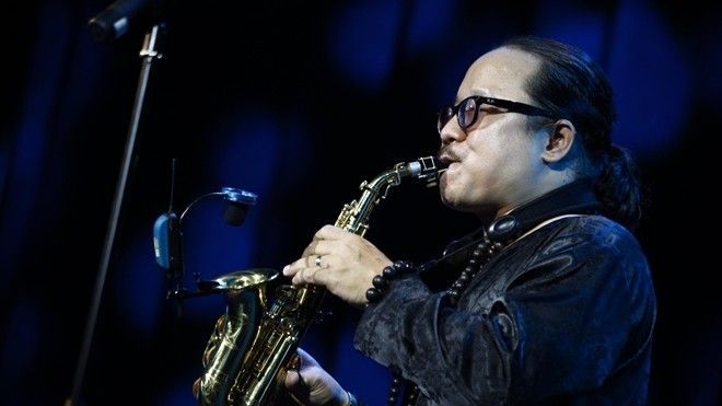 Nghệ sĩ saxophone Trần Mạnh Tuấn cùng con gái biểu diễn nhạc Jazz làm từ thiện