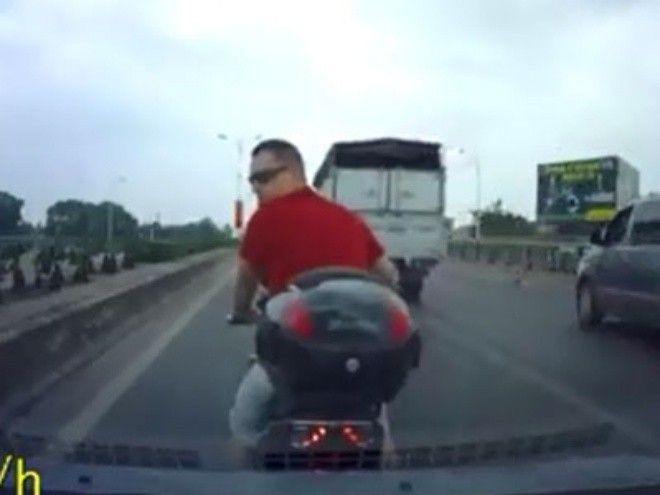 Ông Tây đầu trần đi xe máy, chặn đầu ô tô chửi bới om sòm giữa đường Hà Nội