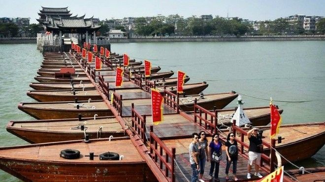 Cầu phao đầu tiên có thể đóng mở khiến nhiều người thán phục
