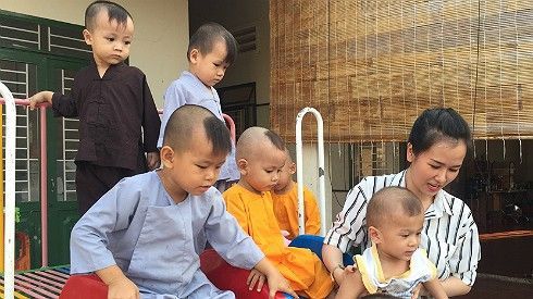 Võ Hạ Trâm giản dị thăm trẻ em mồ côi