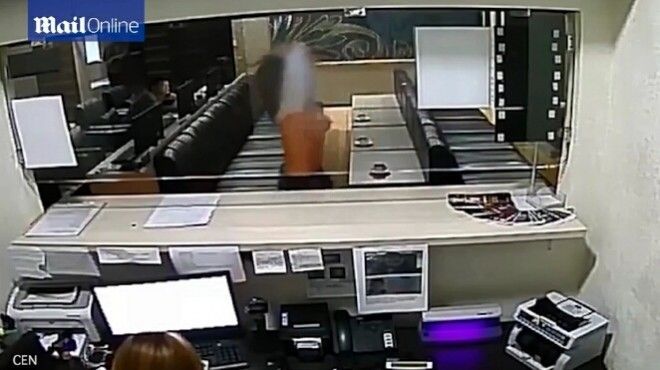 Cậy mình phái yếu, dùng bộ ngực tấn công nhân viên công lực