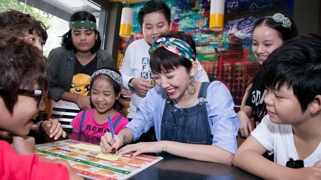 Tóc Tiên siêu đáng yêu khi vui chơi cùng các học trò nhỏ