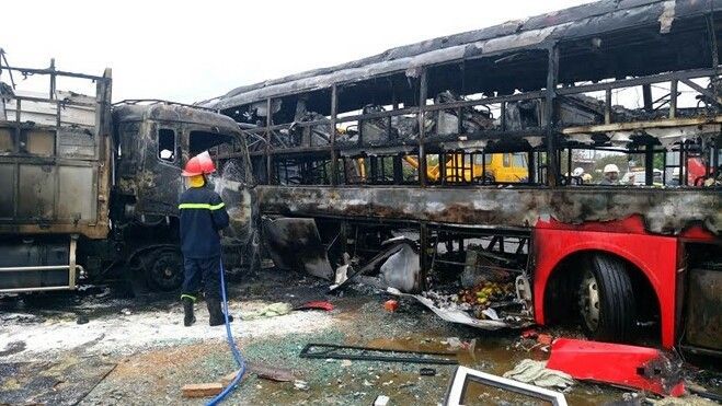 Ít nhất 12 người chết trong vụ cháy rụi 2 xe khách giường nằm ở Bình Thuận