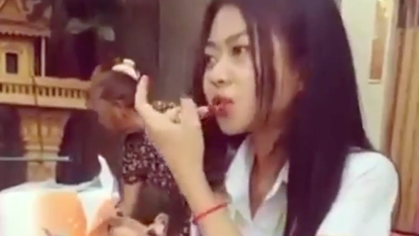 Dân mạng lên án trào lưu vừa ăn vừa tô son