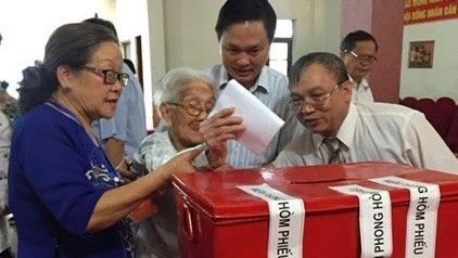 Cụ bà 101 tuổi minh mẫn đi bầu cử